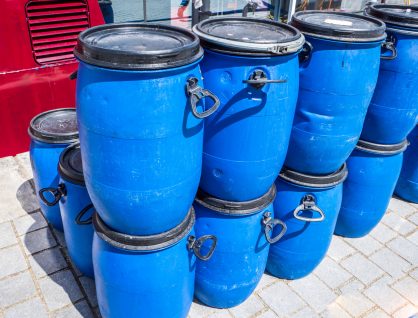 Blaue plastikfässer in der schifffahrt