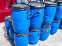 Blaue plastikfässer in der schifffahrt